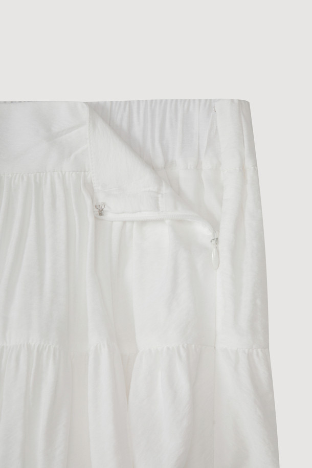 [Re-Order] 셔링 백 밴딩 롱 스커트 (아이보리)는 여성스러운 무드의 롱 스커트입니다. 캐주얼하고 미니멀한 스타일로, 데이트룩과 카페룩에 잘 어울립니다. 아이보리 컬러의 무지 디자인에 A라인 핏으로 편안하게 착용할 수 있으며, 뒷면 밴딩과 옆 지퍼 디테일이 특징입니다. 셔링 디테일과 배색 스티치가 더해져 은은한 포인트를 줍니다. 봄, 여름 시즌에 활용하기 좋은 밴딩 스커트입니다.
