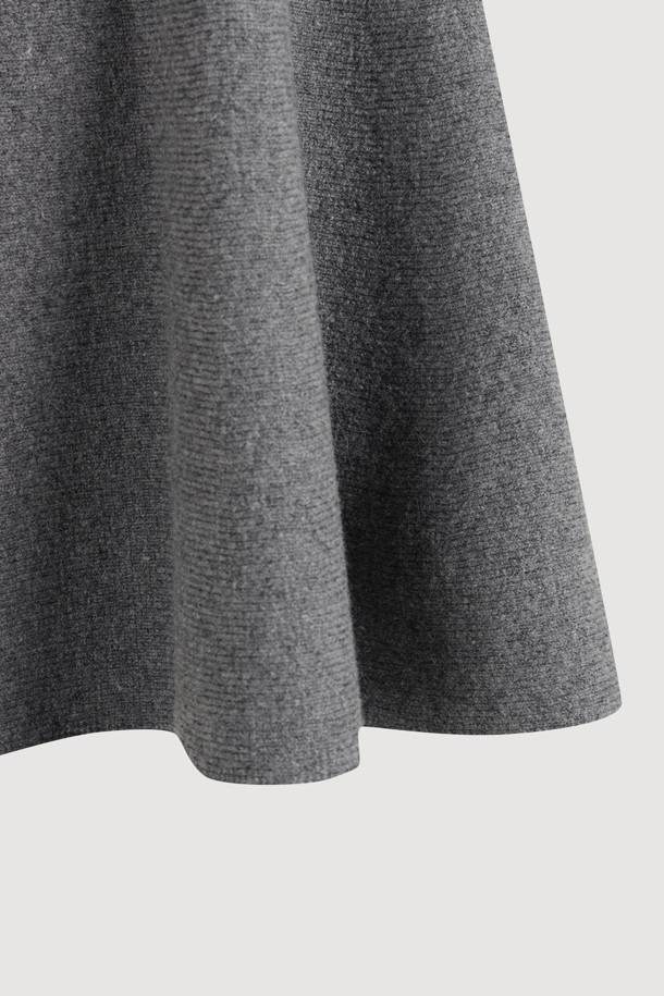 [Re-Order] 플레어 니트 스커트 (멜란지 그레이)는 가을과 겨울, 페미닌하고 유니크한 스타일을 연출하는 여성용 스커트입니다. 울과 코튼 혼방의 탄탄한 두께감으로 제작되어, 슬림핏 플레어 라인이 체형 보완에 도움을 줍니다. 멜란지 그레이 컬러의 무지 디자인으로, 다양한 상의와 레이어드하여 클래식, 미니멀, 걸리시한 스타일을 완성할 수 있습니다. 뒤 포켓 리본 디테일이 돋보이며, 가디건이나 풀오버와 세트로 착용하여 데이트룩, 카페룩, 겨울 데일리룩을 연출하기 좋습니다.
