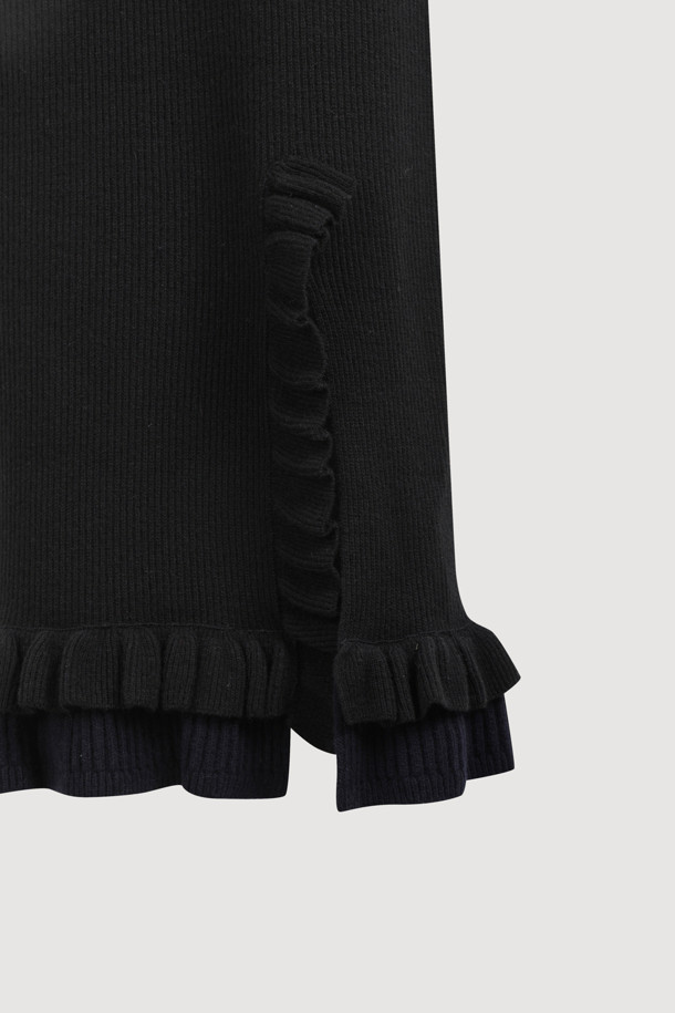 블랙 프릴 롱 니트 스커트는 가을, 겨울 시즌에 어울리는 여성용 스커트입니다. 울, 캐시미어, 나일론 혼방의 부드러운 소재와 두꺼운 두께감으로 따뜻하고 포근한 착용감을 선사합니다. A라인 핏에 허리 밴딩, 사이드 트임, 러플 디테일이 더해져 엘레강스한 무드를 연출하며, 데이트룩, 모임룩, 오피스룩 등 다양한 TPO에 활용 가능합니다. 미니멀, 클래식, 시크 스타일을 즐겨 입는 분들께 추천하며, 세트 상품으로도 연출할 수 있습니다. 맥시 기장으로 우아함을 더해줍니다.
