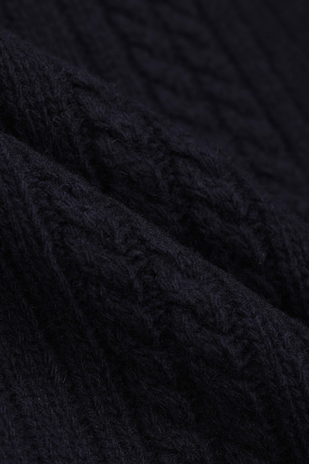 다크 네이비 색상의 리본 니트 스커트입니다. 메리노 울 소재로 제작되어 부드러운 촉감과 따뜻함을 선사하며, 가을/겨울 시즌에 적합합니다. 세미 A라인 핏에 밑단 립조직과 케이블/립조직 패턴이 우아하고 클래식한 분위기를 연출합니다. 허리 부분의 리본 디테일이 여성스러운 포인트를 더하며, 체형 커버에도 효과적입니다. 출근룩과 모임룩 모두 소화 가능한 활용도 높은 맥시 스커트로, 셋업 연출도 가능합니다.
