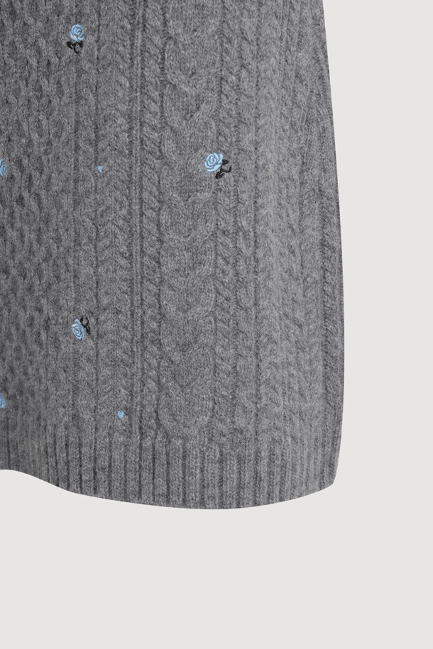 멜란지 그레이 컬러의 케이블 자수 니트 스커트입니다. 울, 캐시미어, 나일론 혼방 소재로 제작되어 부드러운 촉감과 따뜻함을 선사합니다. H라인 핏의 미니스커트로, 허리 밴딩과 케이블, 플라워 자수 디테일이 돋보입니다. 가을, 겨울 시즌 데이트룩, 모임룩, 클래식, 미니멀, 캐주얼 스타일 모두 소화 가능한 아이템입니다. 니팅 조직감이 포근한 분위기를 더합니다.
