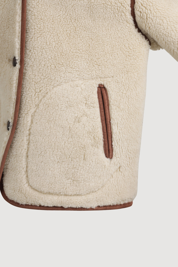 라운드 넥 페이크 퍼 점퍼 (라이트 베이지)는 부드러운 촉감의 페이크 퍼 소재로 제작되어 가을과 겨울에 따뜻하게 입을 수 있는 여성용 점퍼입니다. 힙 기장의 박시 핏 디자인으로 캐주얼하면서도 클래식한 스타일을 연출하며, 양면 착용이 가능하여 다양한 분위기를 낼 수 있습니다. 라이트 베이지 컬러의 무지 디자인은 어떤 옷에도 잘 어울리며, 버튼 여밈 방식과 긴 소매 기장으로 편안함을 더했습니다. 스웨이드 파이핑 디테일이 고급스러움을 더하며, 겨울 데일리룩, 모임룩, 데이트룩 등 다양한 TPO에 활용하기 좋습니다.
