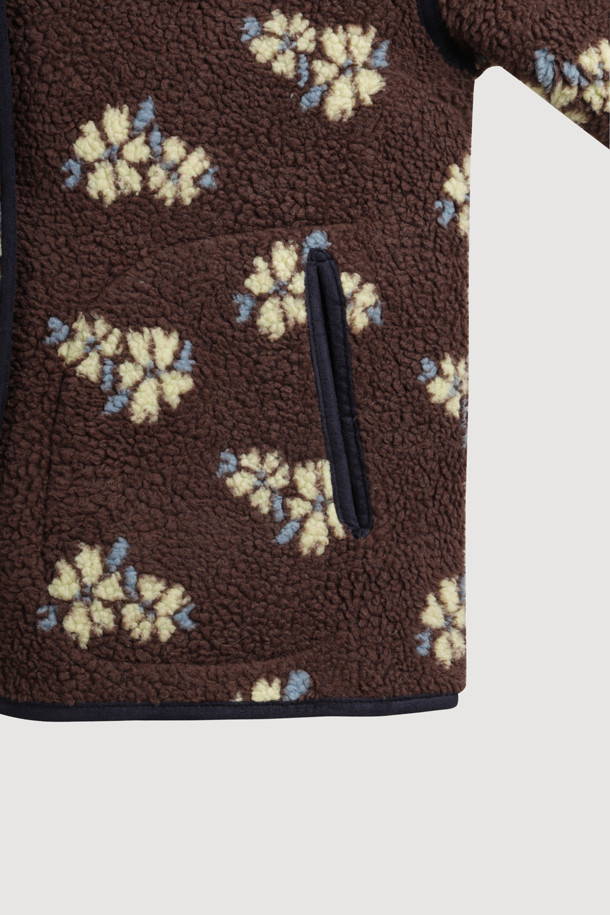 플라워 패턴 페이크 퍼 점퍼 (브라운)는 여성용 아우터로, 가을과 겨울에 따뜻하게 입을 수 있는 캐주얼 점퍼입니다. 부드러운 촉감의 페이크 퍼 소재에 힙 기장의 박시한 핏으로 편안함을 더했습니다. 플라워 패턴이 돋보이며, 리버시블 디자인으로 양면 착용이 가능하여 다양한 스타일 연출이 용이합니다. 스웨이드 파이핑 디테일과 긴 소매, 버튼 여밈이 특징이며, 겨울 데일리룩, 산책룩, 여행룩 등 캐주얼, 클래식, 미니멀 스타일을 즐기는 분들께 추천합니다.
