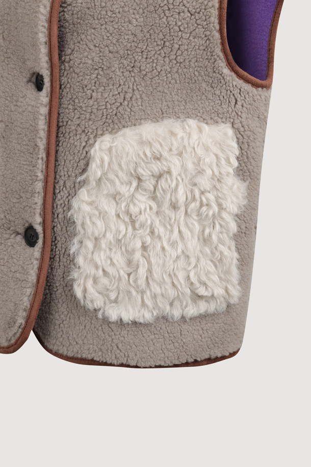 "Re-Order" 라운드 넥 페이크 퍼 머스탱 베스트 (다크 베이지)는 부드러운 페이크 퍼와 스웨이드 소재로 제작되어 포근한 착용감을 선사합니다. 숏 기장에 힙을 살짝 덮는 기장감으로, 캐주얼과 스트릿 스타일을 넘나들며 다양한 룩에 활용하기 좋습니다. 안감은 플리스, 두꺼운 두께감으로 가을, 겨울 시즌 따뜻하게 입을 수 있으며, 아웃포켓과 소뿔 단추, 후드 디자인으로 포인트를 더했습니다. 여유로운 핏과 민소매 디자인으로 활동성을 높여 겨울 데일리룩, 동네 마실룩, 산책룩에 편안하게 매치할 수 있습니다.
