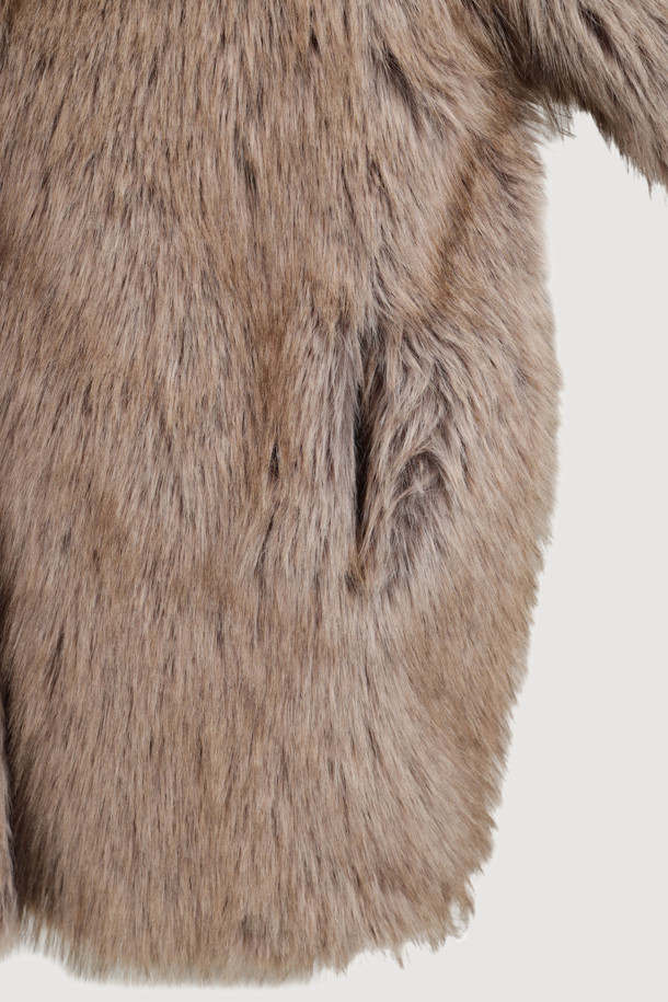 Fake Fox 노 칼라 코트 (브라운)는 부드러운 페이크 퍼와 페이크 폭스 소재로 제작되어 포근한 착용감을 선사합니다. 무릎 기장의 오버핏 디자인으로, 스타일리시하면서도 유니크한 분위기를 연출하며, 노 칼라 타입의 캐스카 여밈 방식으로 편안하게 착용할 수 있습니다. 가을, 겨울 시즌에 어울리는 두꺼운 두께감으로 보온성을 높였으며, 로고 패턴 안감으로 고급스러움을 더했습니다. 데이트룩, 모임룩, 연말 모임룩 등 다양한 TPO에 활용 가능하며, 클래식, 미니멀, 시크 스타일을 즐겨 입는 여성분들께 추천합니다. 브라운 컬러의 무지 디자인은 어떤 스타일에도 쉽게 매치할 수 있어 활용도가 높습니다.
