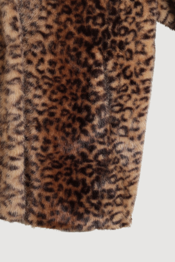 세련된 분위기를 연출하는 페이크 폭스 노 칼라 코트입니다. 오버핏 디자인에 무릎 기장으로, 겨울철 따뜻함과 스타일리시함을 동시에 잡았습니다. 멀티컬러와 레오파드 패턴으로 유니크함을 더하며, 부드러운 페이크 퍼 소재가 포근한 착용감을 선사합니다. 가볍고 풍성한 실루엣에 럭키 로고 패턴 안감으로 포인트를 주어 고급스러운 무드를 연출합니다. 모임룩, 연말 모임룩에 시크하고 클래식한 스타일을 더해보세요.
