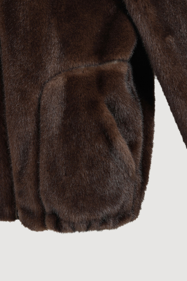 FAKE 밍크 퍼 라운드 넥 점퍼(브라운)는 여성 고객을 위한 아우터입니다. 가을, 겨울 시즌에 어울리는 두꺼운 두께감의 퍼 코트로, 부드러운 촉감이 특징입니다. 우아한 스타일을 연출하며, 무지 패턴에 레귤러핏으로 제작되었습니다. 안감에는 LUCKY 로고 패턴이, 포켓 라인에는 FAKE 레더 원단 처리가 되어 있습니다. 데이트룩, 모임룩, 연말 모임룩 등 다양한 TPO에 클래식, 미니멀, 로맨틱 스타일로 활용하기 좋습니다.
