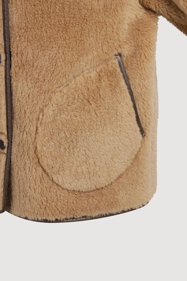 포근하고 부드러운 페이크 퍼 소재의 카멜 컬러 점퍼입니다. 캐주얼, 미니멀, 클래식 스타일을 아우르며, 가을, 겨울 시즌 데이트룩, 모임룩에 활용하기 좋습니다. 크롭 기장에 루즈핏 또는 오버핏으로 연출 가능하며, 2WAY 착용 가능한 리버시블 디자인과 아웃포켓, 페이크 레더 파이핑 디테일이 특징입니다. 긴 소매에 버튼 여밈 방식으로 편안하게 착용할 수 있습니다. 두께감 있는 소재로 따뜻함과 스타일을 동시에 잡아보세요.
