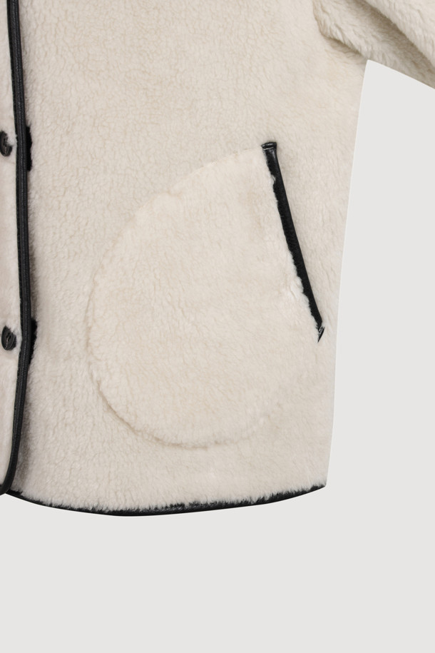 아이보리 컬러의 페이크 퍼 점퍼입니다. 부드러운 촉감의 페이크 퍼 소재로 제작되었으며, 가을과 겨울에 따뜻하게 착용할 수 있습니다. 캐주얼 스타일의 무지 디자인으로, 루즈핏과 오버핏 두 가지 핏으로 연출 가능합니다. 페이크 레더 파이핑 디테일과 아웃포켓, 2WAY 착용이 가능한 점이 특징입니다. 데이트룩, 모임룩, 캐주얼, 미니멀, 클래식 스타일을 즐겨 입는 여성분들께 추천합니다.
