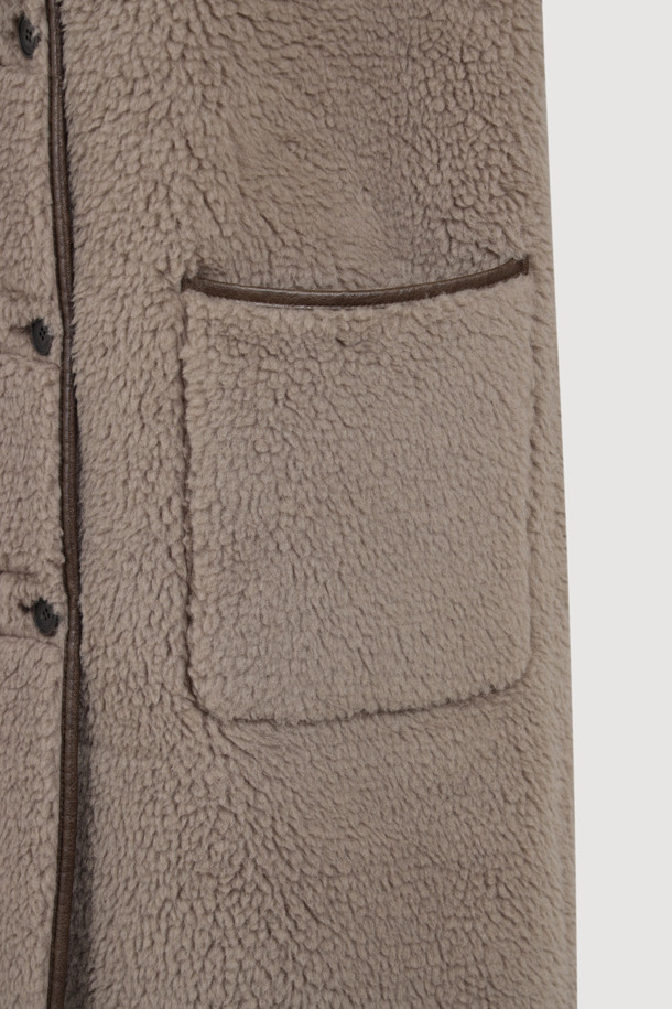 부드러운 촉감의 브라운 컬러 페이크 퍼 롱 코트입니다. 오버핏 디자인에 맥시 기장으로, 가을과 겨울에 따뜻하게 착용할 수 있습니다. 겉감은 울, 인조가죽, 퍼 소재로, 안감은 리버시블 디자인으로 제작되어 다양한 스타일을 연출할 수 있습니다. 싱글 버튼 여밈 방식과 아웃포켓 디테일이 돋보이며, 데이트룩, 캐주얼, 클래식, 미니멀 스타일 모두 소화 가능합니다. 시어링 코트 스타일로, 페이크 레더 마감 처리된 오버사이즈 코트입니다.
