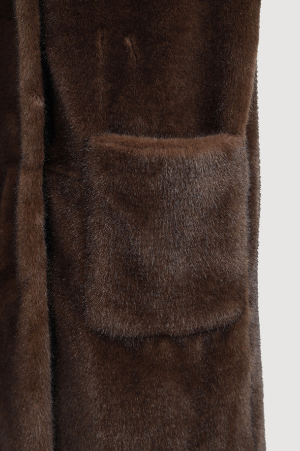 Fake 밍크 롱 코트(브라운)는 우아하고 클래식한 스타일을 연출하는 여성용 코트입니다. 부드러운 촉감의 폴리에스테르와 밍크 소재로 제작되어 가을, 겨울 시즌에 따뜻하게 착용할 수 있습니다. 롱 기장의 슬림핏 디자인으로, 라운드넥과 아웃포켓 디테일이 돋보입니다. 럭키(LUCKY) 로고 패턴 안감과 캐스카로 오픈 클로징 방식으로 고급스러움을 더했습니다. 모임룩, 연말 모임룩, 오피스룩 등 다양한 TPO에 미니멀하고 세련된 스타일을 완성해 보세요.
