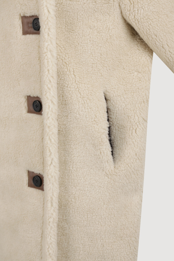 라이트 베이지 컬러의 페이크 퍼 테디베어 코트입니다. 부드러운 촉감의 페이크 퍼와 울 소재 혼방으로 제작되어 포근함을 선사하며, 가을과 겨울에 따뜻하게 착용하기 좋습니다. 롱 기장에 오버사이즈 실루엣, 코쿤 핏으로 편안하면서도 스타일리시한 연출이 가능합니다. 양면 착용이 가능한 리버시블 디자인으로, 하이넥 스타일과 소뿔 단추 여밈 디테일이 특징입니다. 출근룩, 모임룩, 데이트룩 등 다양한 TPO에 클래식, 캐주얼, 미니멀 스타일로 활용해 보세요.
