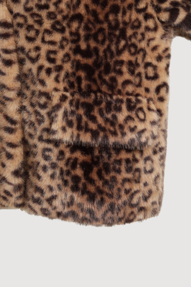 브라운 컬러의 레오파드 페이크 퍼 점퍼입니다. 가을, 겨울 시즌에 시크하고 캐주얼한 스타일을 연출하기 좋으며, 세미 크롭 기장과 루즈핏으로 편안하게 착용할 수 있습니다. 부드러운 촉감의 두꺼운 페이크 퍼 소재로 제작되었으며, 볼륨감 있는 디자인과 스냅 여밈 방식이 특징입니다. 안감은 로고 패턴으로 포인트를 주었으며, 데일리룩, 데이트룩, 쇼핑룩 등 다양한 TPO에 활용하기 좋습니다.
