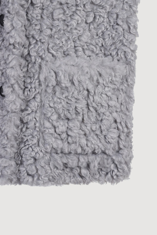 페이크 울 카라 퍼 점퍼 (라이트 그레이)는 부드러운 촉감의 페이크 퍼와 시어링 소재를 사용하여 포근함을 더한 여성용 점퍼입니다. 가을과 겨울에 어울리는 두꺼운 두께감으로 따뜻하게 착용할 수 있으며, 오버핏과 코쿤핏으로 편안한 착용감을 선사합니다. 빅 사이즈 카라와 아웃포켓, 소뿔 단추 디테일이 돋보이며, 턴업 소매로 다양한 스타일 연출이 가능합니다. 데이트룩, 모임룩 등 특별한 날은 물론 캐주얼, 클래식, 미니멀 스타일에도 잘 어울리는 다용도 아우터입니다. 라이트 그레이 컬러로 어떤 옷에도 쉽게 매치할 수 있어 활용도가 높습니다.
