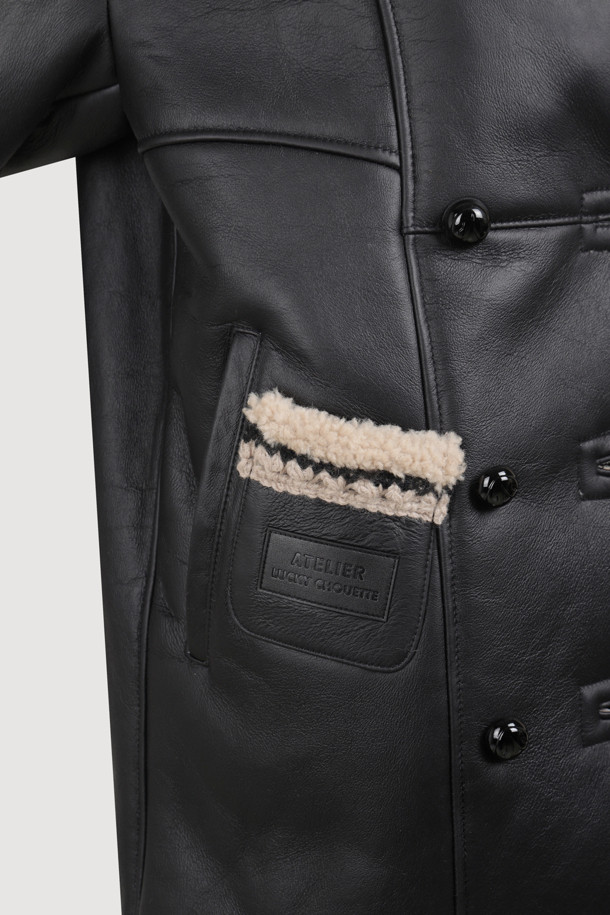 [Atelier] 라이더 리얼 머스탱 (블랙)은 메릴리뇨 램스킨 소재로 제작되어 부드러운 촉감을 자랑하는 무스탕입니다. 가을과 겨울, 일상에서 클래식하고 스타일리시한 무드를 연출하며, 오버핏에 힙 기장의 디자인으로 편안한 착용감을 선사합니다. 블랙 컬러에 싱글 버튼 여밈 방식과 금속 단추, 핸드메이드 위빙 테이프 장식, 카라 디테일이 더해져 고급스러움을 더했습니다. 겨울 데일리룩, 데이트룩, 모임룩 등 다양한 TPO에 맞춰 클래식, 미니멀, 시크 스타일을 완성해 보세요.
