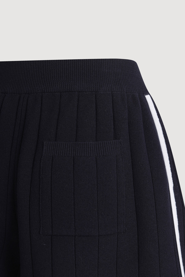 다크 네이비 컬러의 [Re-Order] Color Piping Knit Shorts는 여름철 시원하게 즐길 수 있는 여성용 니트 쇼츠입니다. 얇고 시원한 촉감의 니트 소재에 레귤러 핏으로 편안함을 더했으며, 컬러 파이핑 디테일과 세로 조직감, 볼륨감 있는 조직으로 포인트를 주어 캐주얼한 스타일을 연출합니다. 체형 커버에도 효과적인, 데일리하게 활용하기 좋은 무지 디자인의 숏 기장 바지입니다.
