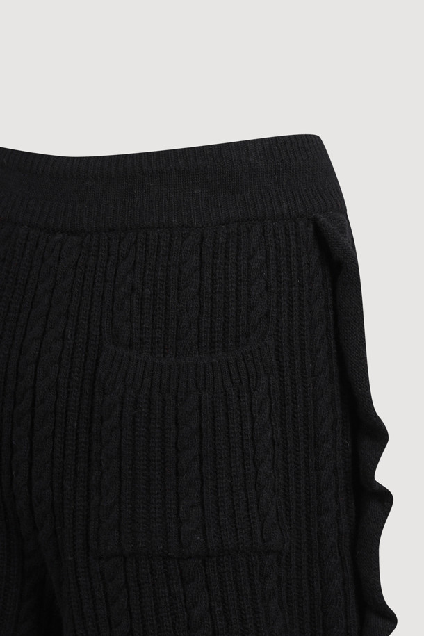 Entry Side Frill Knit Shorts (블랙)는 부드러운 울 혼방 소재로 제작되어 봄, 가을에 착용하기 좋은 여성 니트 쇼츠입니다. 허리 이밴딩과 옆라인 프릴 디테일이 캐주얼하면서도 유니크한 스타일을 연출하며, 케이블 및 스트라이프 패턴의 립 조직이 특징입니다. 레귤러핏으로 편안하게 착용 가능하며, 동네 마실룩, 집콕룩, 카페룩 등 다양한 TPO에 활용하기 좋습니다. 캐주얼, 미니멀, 클래식 스타일을 즐겨 입는 분들께 추천합니다.
