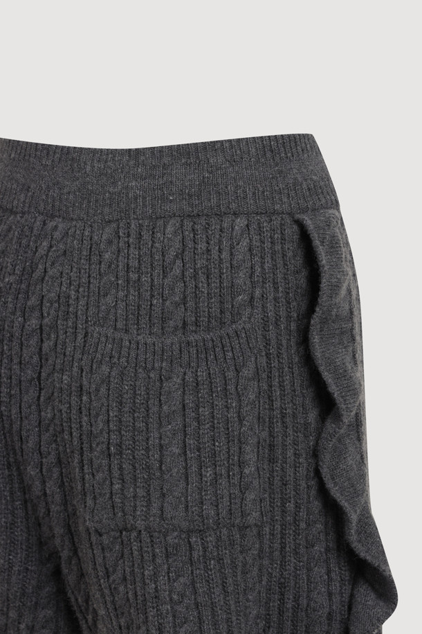 엔트리 사이드 프릴 니트 쇼츠 (멜란지 그레이)는 여성 의류로, 가을과 겨울에 어울리는 캐주얼 스타일의 니트 쇼츠입니다. 울 혼방 소재로 제작되어 부드러운 촉감과 두꺼운 두께감으로 따뜻함을 선사하며, 허리 이밴딩 처리로 편안한 착용감을 제공합니다. 숏 기장에 멜란지 그레이 컬러, 케이블과 스트라이프 패턴의 조화가 유니크한 분위기를 연출하며, 립 조직과 케이블 조직, 프릴 디테일이 돋보입니다. 집콕룩, 겨울 데일리룩, 산책룩 등 다양한 상황에서 캐주얼, 클래식, 미니멀 스타일로 활용하기 좋습니다.
