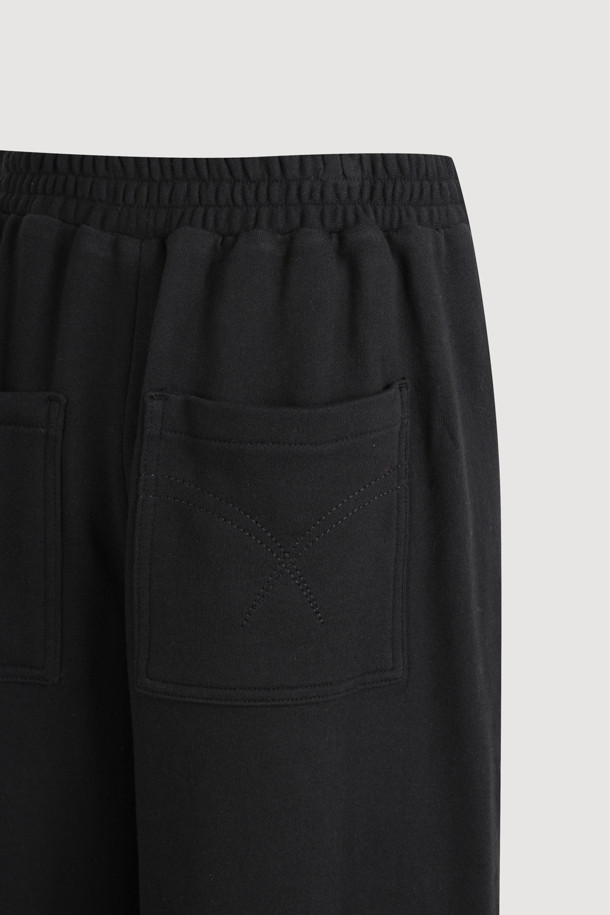 Jersey Mix Back Banding Denim Pants (블랙)는 캐주얼한 무드의 여성 데님 팬츠입니다. 블랙 컬러에 사계절 착용 가능하며, 데이트룩, 모임룩 등 다양한 TPO에 활용할 수 있습니다. 져지 소재와 데님의 혼방으로 편안한 착용감을 선사하며, 루즈핏 와이드 레그 디자인으로 스타일리시함을 더했습니다. 뒤 허리 밴딩 처리로 활동성을 높였으며, 로고 캔톤, 리벳 디테일, 뒷포켓 스티치 자수, 밑단 술풀림 디자인으로 포인트를 주었습니다. 미니멀, 클래식 스타일을 즐겨 입는 분들께 추천합니다.
