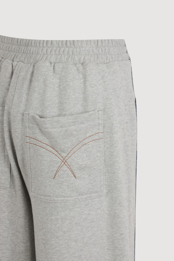 [Re-Order] 져지 믹스 백 밴딩 데님 팬츠 (blue)는 캐주얼과 스트리트 스타일을 모두 소화할 수 있는 여성 데님 팬츠입니다. 봄, 여름, 가을 계절에 적합하며, 와이드 핏과 맥시 기장으로 편안하면서도 스타일리시한 연출이 가능합니다. 데님과 져지 소재의 믹스 매치로 편안한 착용감을 선사하며, 럭키슈에뜨 로고 캔톤, 리벳 디테일, 뒷포켓 스티치 자수, 밑단 술풀림 디자인 등의 특징을 갖추고 있습니다. 뒷밴딩 처리로 활동성을 높였으며, 데일리룩에 포인트 아이템으로 활용하기 좋습니다.
