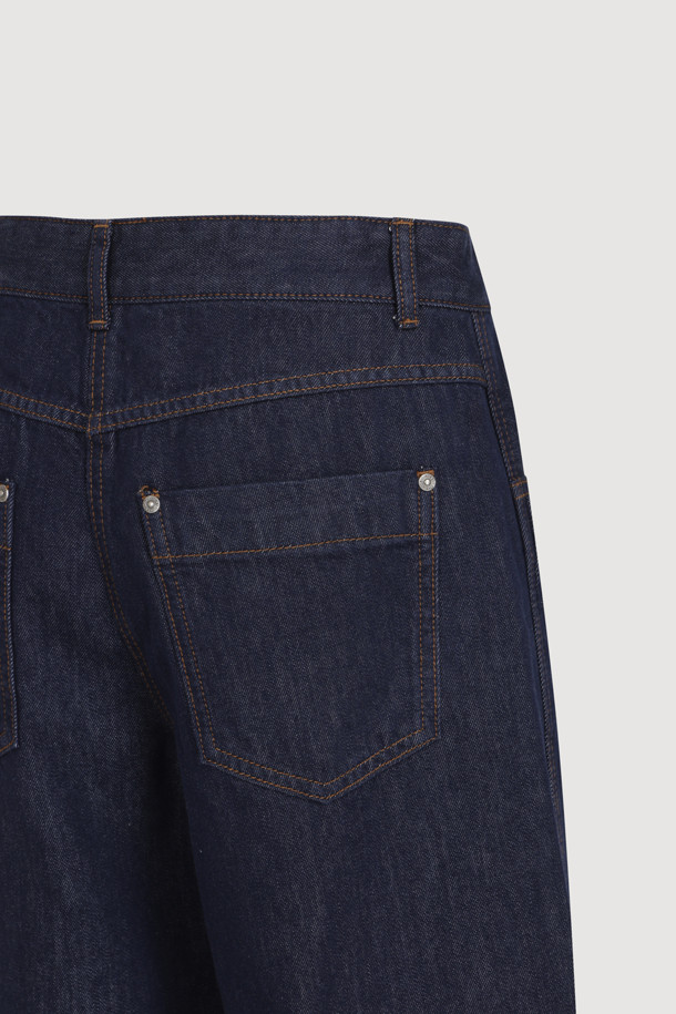 럭키슈에뜨 Side Ribbon Wide Denim Pants (dark blue)는 여성용 와이드핏 데님 팬츠입니다. 양 사이드 리본 디테일과 럭키슈에뜨 로고 캔톤, 리벳 장식, 뒤 포켓 개발 스티치 자수가 특징이며, 캐주얼 및 스트릿 스타일 연출에 용이합니다. 봄, 여름, 가을 시즌 일상복으로 활용하기 좋으며, 맥시 기장의 다크 블루 컬러 데님 소재로 제작되었습니다.
