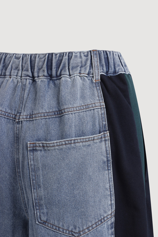 Jersey Back Banding 데님 와이드 팬츠 (블루)는 캐주얼한 스타일의 여성용 데님 와이드 팬츠입니다. 봄, 가을에 착용하기 좋으며, 뒷밴딩 처리로 편안한 착용감을 선사합니다. 앞 중심 지퍼, 로고 캔톤, 리벳 디테일, 사이드 배색 절개가 특징이며, 세미 와이드 핏의 맥시 기장으로 다리가 길어 보이는 효과를 줍니다.
