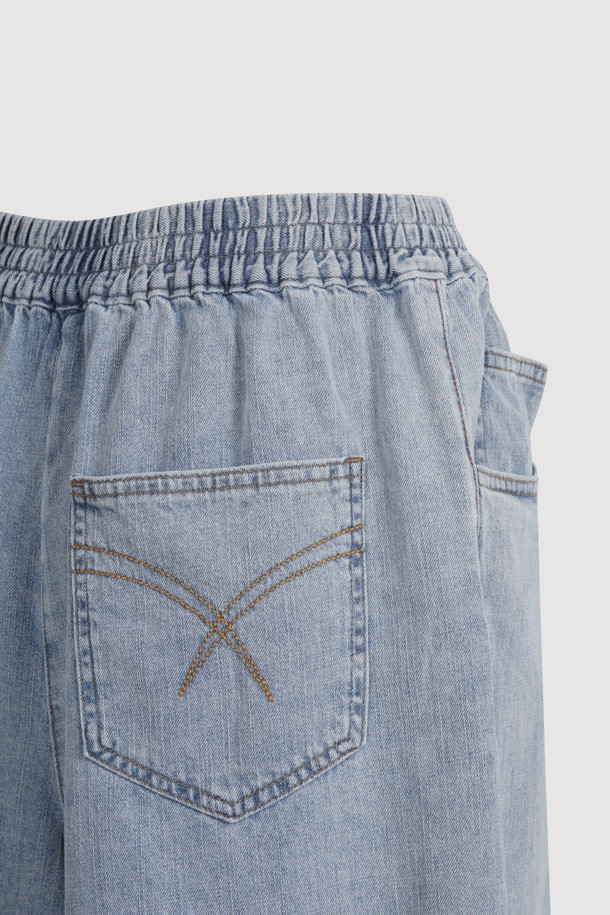 [Re-Order] Midi Banding Denim Pants (blue)는 캐주얼한 스타일의 여성 데님 숏팬츠입니다. 무릎 위 기장으로 시원하게 착용 가능하며, 밴딩 허리 디자인과 루즈핏으로 편안함을 더했습니다. 앞 중심 개발 라벨과 뒤 포켓 스티치 자수 디테일이 돋보이며, 크롭 티셔츠와 함께 코디하여 더욱 스타일리시하게 연출할 수 있습니다.
