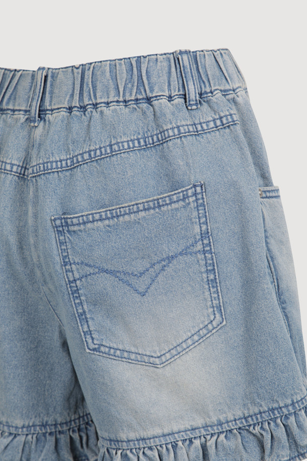 [Re-Order] Hem Frill Back Banding 데님 숏팬츠 (blue)는 여성스러운 스타일의 캐주얼 숏팬츠입니다. 뒷면 밴딩 처리로 편안한 착용감을 제공하며, 프릴 디테일이 돋보입니다. 데님 소재로 제작되었으며, 로고 캔톤, 리벳, 뒷 포켓 스티치 자수, 앞 중심 지퍼 등 섬세한 디테일을 더했습니다. 봄, 여름 시즌에 시원하게 즐겨 입을 수 있습니다.
