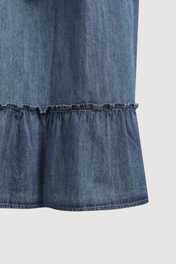 프릴 밴딩 데님 롱 스커트 (블루)는 캐주얼하면서도 여성스러운 무드를 연출하는 데님 롱 스커트입니다. 허리 밴딩과 셔링 디테일이 편안한 착용감과 함께 자연스러운 실루엣을 선사하며, A라인 핏으로 다리가 더욱 길어 보이는 효과를 줍니다. 맥시 기장으로 우아함을 더하고, 레터링 자수 포인트가 밋밋함을 덜어줍니다. 봄, 가을 시즌에 데이트룩, 동네 마실룩, 봄 소풍룩 등 다양한 TPO에 맞춰 스타일리시하게 연출할 수 있습니다. 데님 소재 특유의 뻣뻣한 촉감이 특징이며, 미니멀, 로맨틱 스타일을 즐겨 입는 여성분들께 추천합니다.
