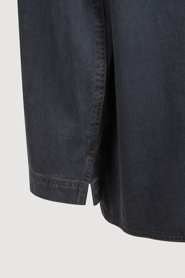 다크 그레이 컬러의 Pocket Point 워싱 데님 재킷입니다. 캐주얼 및 스트릿 스타일을 즐기는 분들께 적합하며, 봄, 가을 시즌에 활용하기 좋습니다. 오버핏으로 제작되어 편안한 착용감을 선사하며, 워싱 가공과 빅 아웃포켓, 턱 디테일이 특징입니다. 데이트룩이나 쇼핑룩에 코디하여 개성 있는 스타일을 연출해보세요. 긴 소매와 버튼 여밈 방식의 레귤러 기장 디자인입니다.
