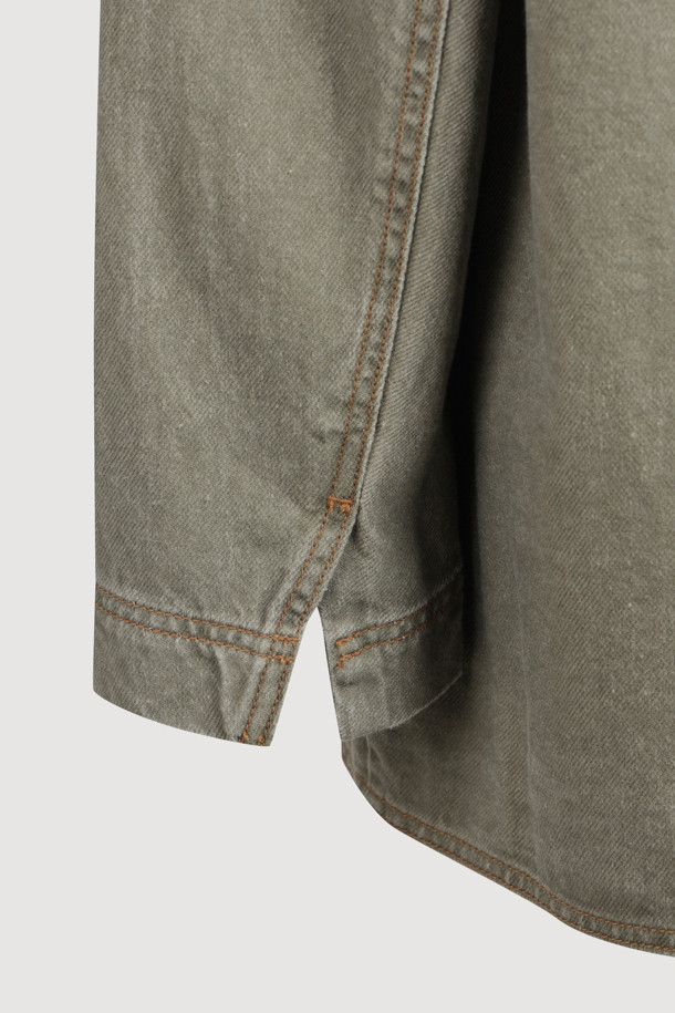 포켓 포인트 워싱 데님 재킷 (카키)은 캐주얼한 무드를 연출하는 데님 소재의 오버핏 재킷입니다. 봄, 가을에 착용하기 좋으며, 워싱 처리된 데님 특유의 빈티지한 멋을 느낄 수 있습니다. 빅 아웃포켓과 턱 디테일, 금속 단추, 피그먼트 염색 기법으로 디자인의 완성도를 높였습니다. 동네 마실룩이나 봄 소풍룩에 잘 어울리며, 미니멀, 워크웨어 스타일을 즐겨 입는 분들께 추천합니다. 넉넉한 기장감과 긴 소매로 편안한 착용감을 선사합니다.
