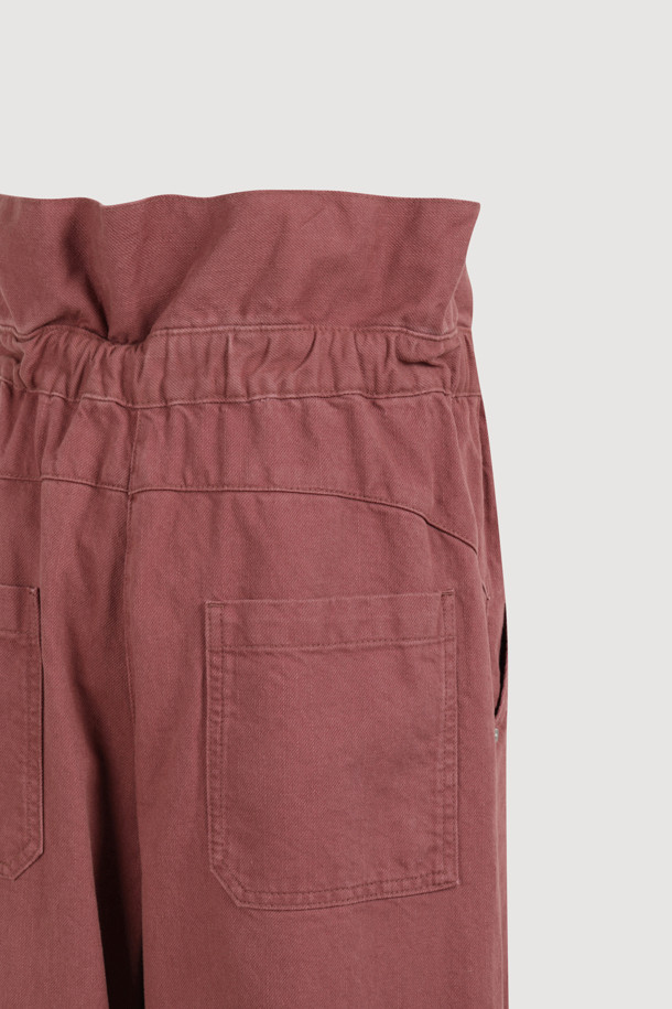 Color 워싱 밴딩 데님 팬츠 (pink)는 턱 디테일이 돋보이는 디자인으로, 캐주얼한 스타일을 연출하기 좋습니다. 루즈핏으로 편안한 착용감을 제공하며, 밴딩 처리되어 활동성을 높였습니다. 워싱 데님 소재로 제작되어 빈티지한 느낌을 더합니다. 핑크 컬러로, 동네 마실룩이나 쇼핑룩에 포인트를 줄 수 있습니다. 캐주얼, 미니멀, 스트리트 스타일을 즐겨 입는 분들께 추천합니다.
