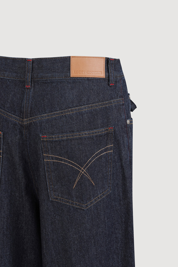 리본 포인트 인디고 데님 팬츠 (다크 블루)는 캐주얼, 미니멀, 클래식 스타일을 아우르는 여성 데님 팬츠입니다. 사계절 착용 가능하며, 와이드핏 맥시 기장으로 편안하면서도 세련된 실루엣을 연출합니다. 다크 블루 컬러의 무지 데님 소재로 제작되었으며, 앞 중심 지퍼 클로징과 앞 벨트고리 리본 디테일로 포인트를 더했습니다. 뒤판 개발 텍션지와 뒤 포켓 개발 자수 디자인으로 밋밋함을 덜어냈습니다. 데이트룩과 쇼핑룩에 활용하기 좋습니다.
