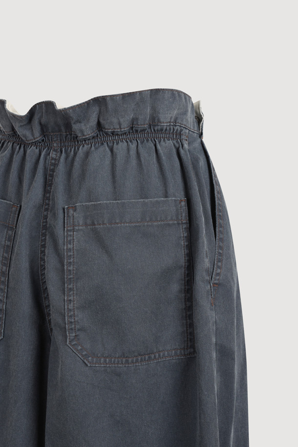 워싱 데님 백 밴딩 쇼츠 (dark grey)는 캐주얼 스타일의 여름 숏팬츠입니다. 은은한 워싱 디테일이 돋보이는 다크 그레이 컬러의 무지 데님 소재로 제작되었습니다. 허리 뒤쪽 밴딩 처리로 편안한 착용감을 제공하며, 앞 중심 지퍼와 앞 턱 디테일이 특징입니다. 동네 마실룩, 여행룩, 휴가룩 등 다양한 TPO에 활용 가능하며, 미니멀한 스타일을 연출하기 좋습니다. 로고 캔톤이 포인트로 더해져 완성도를 높였습니다.
