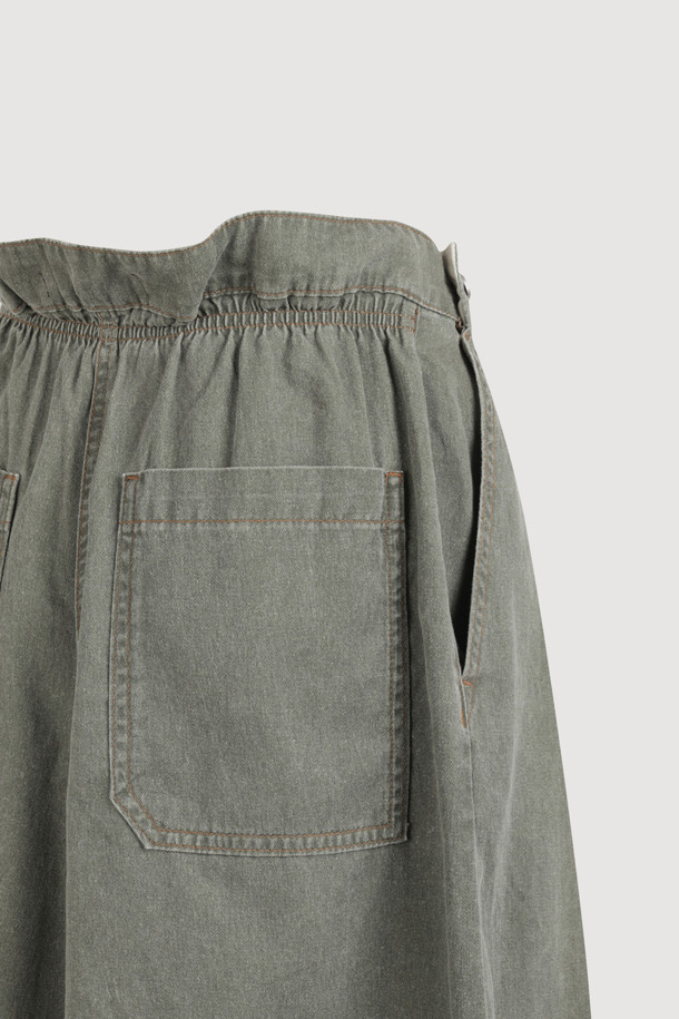 워싱 데님 백 밴딩 쇼츠 (khaki)는 캐주얼한 스타일을 연출하기 좋은 데님 숏팬츠입니다. 봄, 여름 시즌에 적합하며, 유니섹스 디자인으로 누구나 편안하게 착용할 수 있습니다. 톤 다운된 카키 컬러에 무지 패턴으로 어떤 상의와도 잘 어울립니다. 뒷밴딩 처리로 편안한 착용감을 제공하며, 앞 중심 지퍼와 로고 캔톤 장식, 앞 턱 디테일이 더해져 밋밋함을 덜었습니다. 동네 마실룩, 여행룩, 휴가룩 등 다양한 TPO에 활용하여 개성 있는 스타일을 완성해보세요.
