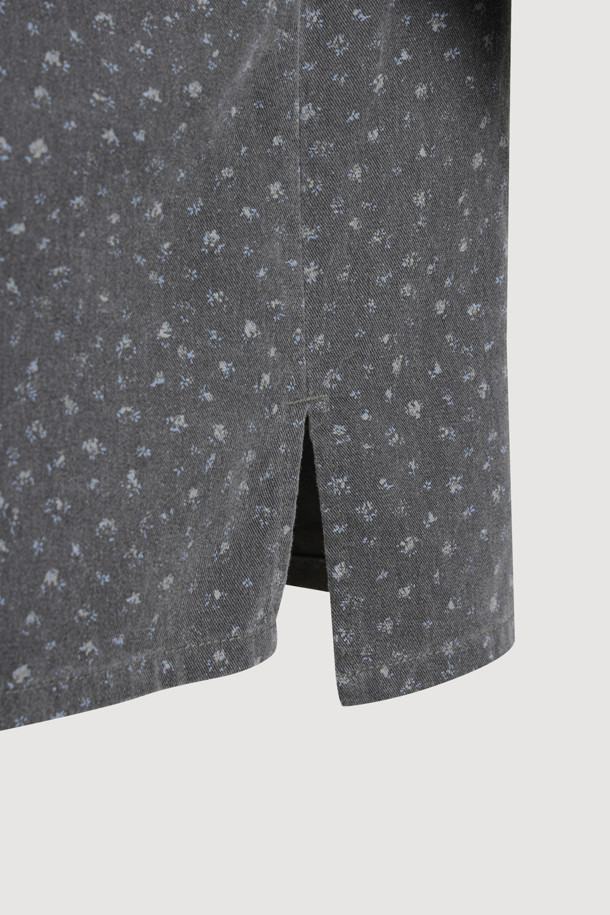 리본 포인트 데님 블라우스 (grey)는 캐주얼한 무드의 여성 블라우스입니다. 봄, 가을에 어울리는 긴소매 디자인으로, 데님 소재와 루즈핏이 편안한 착용감을 선사합니다. 무지 패턴에 리본, 프릴, 포켓, 버튼 디테일이 더해져 여성스러운 포인트를 더했습니다. 데이트룩, 봄 소풍룩에 어울리는 스타일로, 캐주얼, 미니멀, 클래식 스타일을 연출하기 좋습니다. 버튼으로 여밈이 가능합니다.
