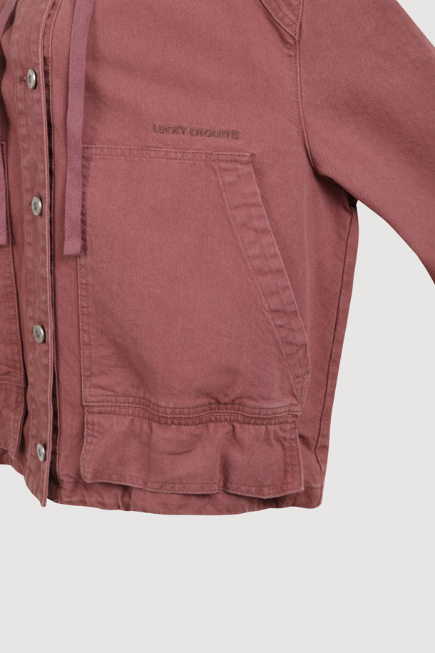 Color 워싱 데님 후드 점퍼 (핑크)는 캐주얼한 스타일을 즐기는 여성들을 위한 데님 점퍼입니다. 핑크 컬러에 워싱 가공을 더해 빈티지한 무드를 연출하며, 루즈핏으로 편안한 착용감을 선사합니다. 후드 디자인과 빅 아웃포켓, 러플 디테일이 여성스러움을 더하고, 스트링 밑단으로 핏 조절이 가능합니다. 봄, 가을 시즌에 동네 마실룩이나 봄 소풍룩으로 활용하기 좋으며, 미니멀한 스타일을 선호하는 분들께 추천합니다. 긴 소매, 지퍼형 여밈으로 실용성을 더한 데님 점퍼입니다.
