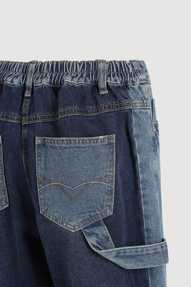 컬러 블록 백 밴딩 데님 팬츠 (블루)는 유니크함과 캐주얼 무드를 동시에 선사하는 여성 데님 팬츠입니다. 앞뒤 다른 워싱 컬러 믹스로 개성 있는 스타일을 연출하며, 밴딩 처리로 편안한 착용감을 제공합니다. 스트레이트 핏으로 다리 라인을 자연스럽게 잡아주며, 봄, 가을 시즌에 적합합니다. 데이트룩, 쇼핑룩 등 다양한 TPO에 활용 가능하며, 캐주얼, 미니멀, 스트리트 스타일을 즐겨 입는 분들께 추천합니다. 로고 캔톤, 리벳, 비죠 디테일이 더해져 밋밋함을 덜었습니다.
