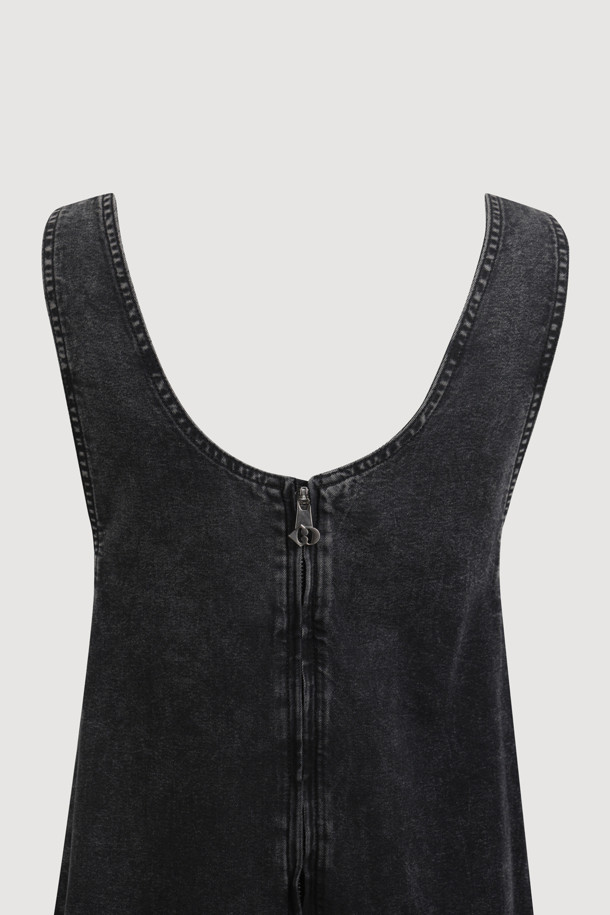 [Re-Order] 레이어드 데님 롱 드레스 (블랙)는 캐주얼, 클래식, 미니멀 스타일을 아우르는 여성 데님 원피스입니다. 봄, 가을에 어울리는 두꺼운 두께감의 블랙 컬러 무지 데님 소재로, 뻣뻣한 촉감이 특징입니다. A라인 핏의 맥시 기장으로, 스퀘어넥과 민소매 디자인이 시원한 느낌을 주며, 데이트룩과 쇼핑룩에 적합합니다. 뒷면 금속 지퍼, 로고 리벳 장식, 앞 포켓 리본 디테일, 허리 셔링 디테일이 더해져 밋밋함을 덜었습니다. 루즈핏으로 편안하면서도 세련된 스타일을 연출할 수 있습니다.
