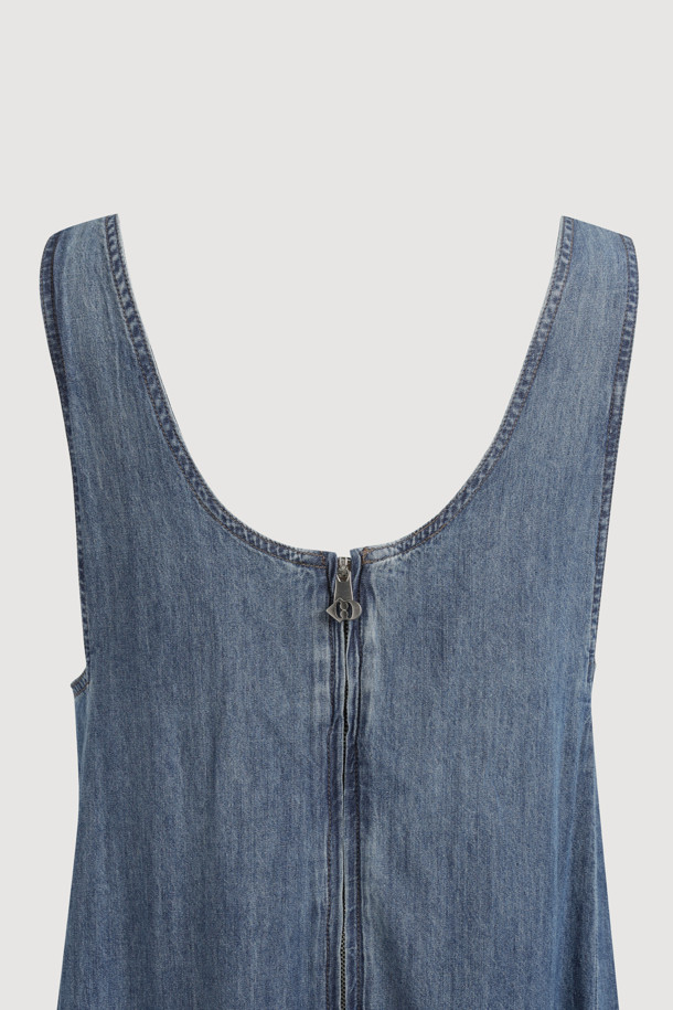 레이어드 데님 롱 드레스 (블루)는 여성스러운 실루엣을 연출해 주는 맥시 기장의 데님 원피스입니다. 캐주얼, 클래식 스타일을 모두 소화할 수 있으며, 봄, 가을에 데이트룩, 카페룩, 봄 소풍룩으로 활용하기 좋습니다. 루즈핏 A라인으로 편안한 착용감을 선사하며, 뻣뻣한 촉감의 데님 소재로 제작되었습니다. 라운드넥 민소매 디자인에 뒷면 지퍼, 로고 리벳, 앞면 포켓, 리본 장식, 허리 셔링 디테일이 더해져 포인트를 더합니다.
