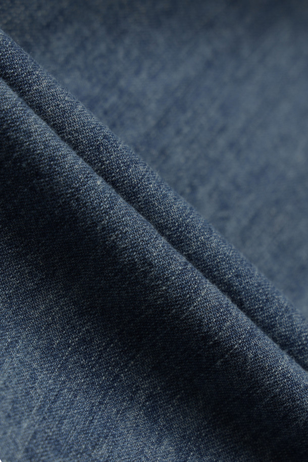 [Re-Order] 프릴 데님 셔츠 블라우스 (블루)는 캐주얼, 미니멀, 클래식 스타일을 모두 아우르는 여성 의류입니다. 봄, 가을에 착용하기 좋으며, 루즈핏의 크롭 기장 디자인으로 시원하고 편안한 착용감을 선사합니다. 차이나 칼라와 긴 소매, 프릴 디테일이 여성스러움을 더하고, 가슴 포켓과 레터링 자수, 앞 중심 단추가 포인트입니다. 데이트룩, 카페룩, 쇼핑룩 등 다양한 TPO에 활용하기 좋은 블루 컬러의 데님 블라우스입니다.
