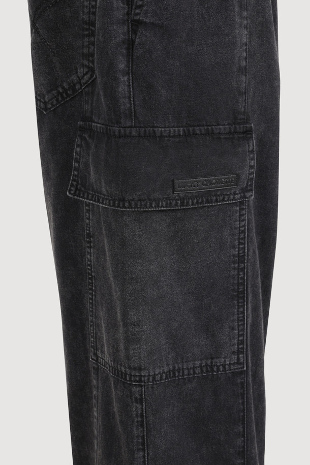 오르비 포인트 백 밴딩 데님 팬츠 (블랙)는 캐주얼, 스트리트, 미니멀 스타일을 즐기는 분들을 위한 데님 팬츠입니다. 사계절 내내 활용 가능한 이 팬츠는 넉넉한 루즈핏으로 편안한 착용감을 선사하며, 무지 디자인으로 어떤 상의와도 쉽게 매치할 수 있습니다. 뒷밴딩 처리와 원턱 디자인이 특징이며, 아웃포켓, 로고 캔톤, 리벳 디테일로 포인트를 더했습니다. 일상, 동네 마실룩, 여행룩 등 다양한 TPO에 활용하기 좋습니다.
