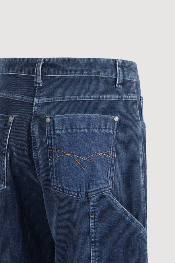 [Re-Order] 데님 포켓 코듀로이 워싱 팬츠 (블루)는 빈티지하고 캐주얼한 스타일의 코듀로이 팬츠입니다. 가을과 겨울에 어울리는 맥시 기장의 테이퍼드 핏으로, 데님 배색 뒷포켓과 자수 디테일이 돋보입니다. 워싱 가공된 블루 컬러의 무지 디자인이며, 지퍼 여밈과 로고 캔톤, 리벳 디테일로 포인트를 더했습니다. 데이트룩과 모임룩, 그리고 캐주얼, 클래식, 미니멀 스타일 모두 소화 가능한 활용도 높은 아이템입니다.
