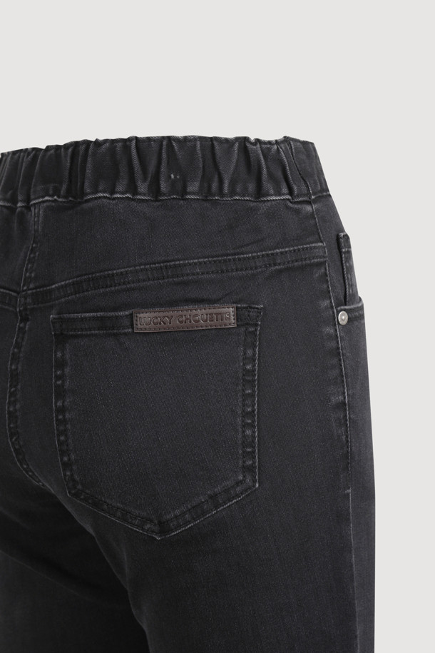 블랙 컬러의 Back Banding Denim 제깅스 팬츠입니다. 데님 소재의 슬림핏으로 제작되었으며, 사계절 내내 착용하기 좋습니다. 허리 뒷부분 밴딩 처리로 편안함을 더했으며, 앞 중심 지퍼와 로고 캔톤, 리벳 디테일, 뒷포켓 텍션지로 포인트를 주었습니다. 캐주얼, 미니멀 스타일을 즐겨 입는 여성분들께 데일리 팬츠로 추천합니다. 얇은 두께감과 신축성 있는 소재로 편안한 착용감을 선사합니다.
