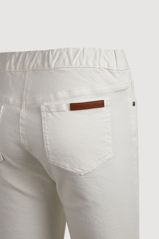 아이보리 컬러의 Back Banding 데님 제깅스 팬츠입니다. 슬림핏으로 떨어지는 긴 기장의 여성용 바지로, 캐주얼, 미니멀, 클래식한 스타일을 연출하기 좋습니다. 뒷밴딩 처리로 편안한 착용감을 선사하며, 앞 중심 지퍼, 로고 캔톤, 리벳 디테일, 뒷포켓 텍스처 등 섬세한 디자인 요소가 돋보입니다. 데님 소재 특유의 신축성 있는 촉감으로 사계절 내내 활용 가능하며, 출근룩으로도 잘 어울립니다. 무지 디자인으로 다양한 상의와 손쉽게 매치할 수 있습니다.
