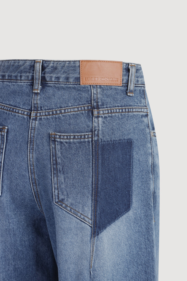 [Re-Order] 세미 와이드 데님 팬츠는 여성들을 위한 데님 팬츠입니다. 봄, 여름, 가을 계절에 활용하기 좋으며, 캐주얼하고 베이직한 스타일을 연출할 수 있습니다. 넉넉한 와이드 핏과 맥시 기장으로 편안하면서도 스타일리시한 실루엣을 선사합니다. 럭키슈에뜨 로고 캔톤과 리벳 디테일, 개발 스티치 자수 등 섬세한 디테일이 돋보이며, 데이트룩이나 봄 소풍룩에 매치하기 좋습니다. 미니멀, 클래식 스타일을 즐겨 입는 분들께 추천합니다.
