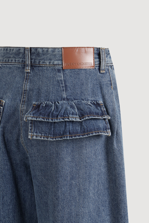 세련된 스타일을 연출하는 Back 리본 포켓 데님 팬츠(블루)입니다. 여성 의류로, 캐주얼, 미니멀, 클래식 스타일을 모두 아우르는 디자인입니다. 봄, 가을에 어울리는 긴 기장의 스트레이트 핏 데님 팬츠로, 옆라인 커브 실루엣과 뒷포켓 리본 디테일이 돋보입니다. 앞중심 지퍼 클로징과 로고 캔톤, 리벳 장식으로 포인트를 더했습니다. 레귤러핏으로 제작되어 편안한 착용감을 선사합니다.
