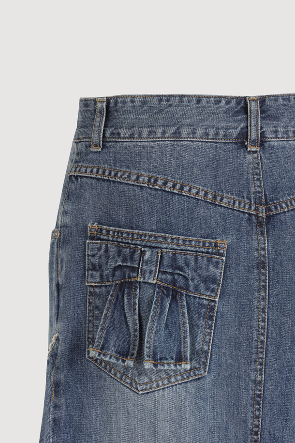 포켓 리본 포인트 데님 롱 스커트 (블루)는 캐주얼, 미니멀, 클래식 스타일을 즐겨 입는 여성분들을 위한 아이템입니다. 봄, 가을에 어울리는 두꺼운 데님 소재로 제작되어 뻣뻣한 촉감이 특징이며, 세미핏 A라인으로 편안하면서도 세련된 실루엣을 연출합니다. 허리 부분의 앞중심 지퍼 디테일, 로고 캔톤, 리벳, 레이스 테이프, 리본, 포켓, 자수 디테일이 돋보이며, 앞 절개 라인 워싱 포인트가 유니크함을 더합니다. 데이트룩, 봄 소풍룩에 매치하여 당신만의 개성을 표현해보세요.
