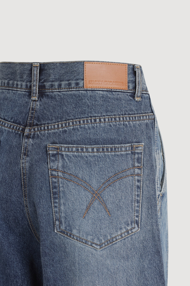 테이프 포인트 데님 팬츠(블루)는 캐주얼, 미니멀, 클래식 스타일을 아우르는 여성 데님 팬츠입니다. 봄, 가을에 어울리는 긴 기장의 스트레이트 핏 바지로, 옆라인 커브 실루엣과 앞 절개라인 워싱이 특징입니다. 앞 중심 지퍼와 로고 캔톤, 허리 캔톤 장식이 더해져 디테일을 살렸으며, 레이스 테이프 포인트가 돋보입니다. 뒤판 개발 텍션지와 뒤 포켓 자수 디자인으로 밋밋함을 덜어 데이트룩, 봄 소풍룩에 제격입니다.
