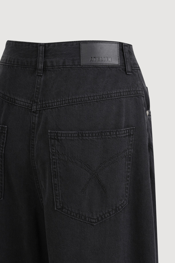 [Re-Order] [아뜰리에] 리본 포인트 데님 팬츠는 여성들을 위한 캐주얼 스타일의 블랙 데님 팬츠입니다. 사계절 내내 착용 가능하며, 맥시 기장의 와이드핏으로 편안함을 선사합니다. 허리 부분의 리본 포인트가 돋보이며, 앞중심 지퍼와 로고 캔톤, 리벳, 뒷포켓 자수 디테일이 더해져 디자인의 완성도를 높였습니다. 데이트룩, 모임룩 등 다양한 TPO에 활용 가능하며, 미니멀, 클래식 스타일을 즐겨 입는 분들께 추천합니다. 이염에 주의하여 관리해주세요.
